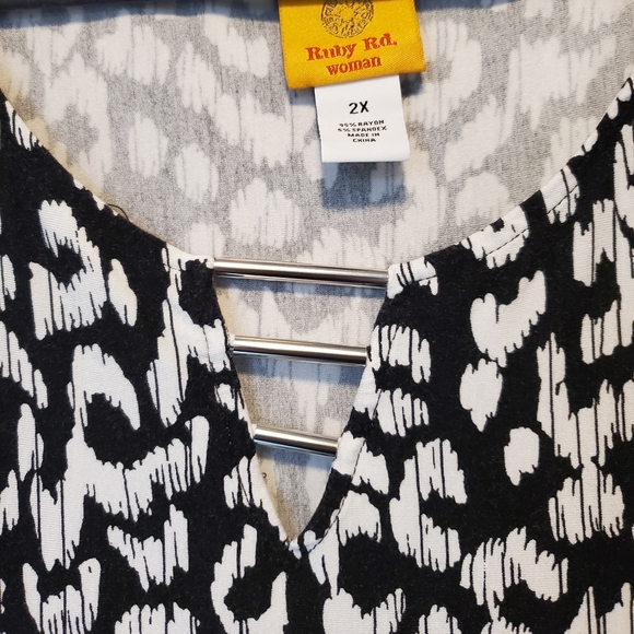 Ruby Rd. Monochrome Patterned Tunic Size 2X - Picture 2 of 4